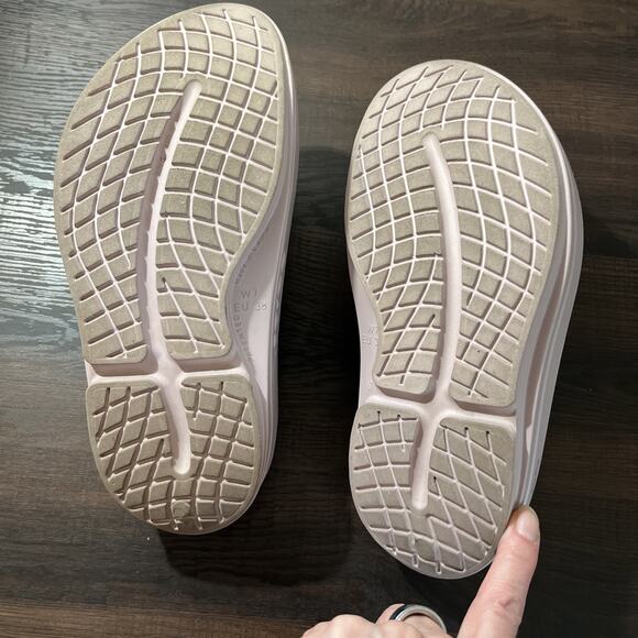 OOFOS OOmega Ooahh Women's Size: 7 Blush Pink Sandal Slide Shoe Recovery - Picture 10 of 10